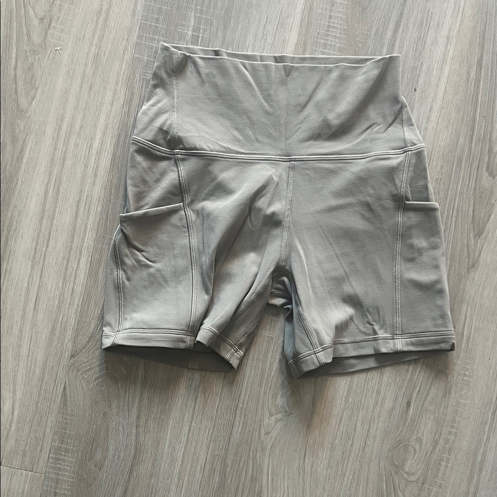 Aritzia Golden High-Waist Pocket Bike Shorts - Tan Size 6